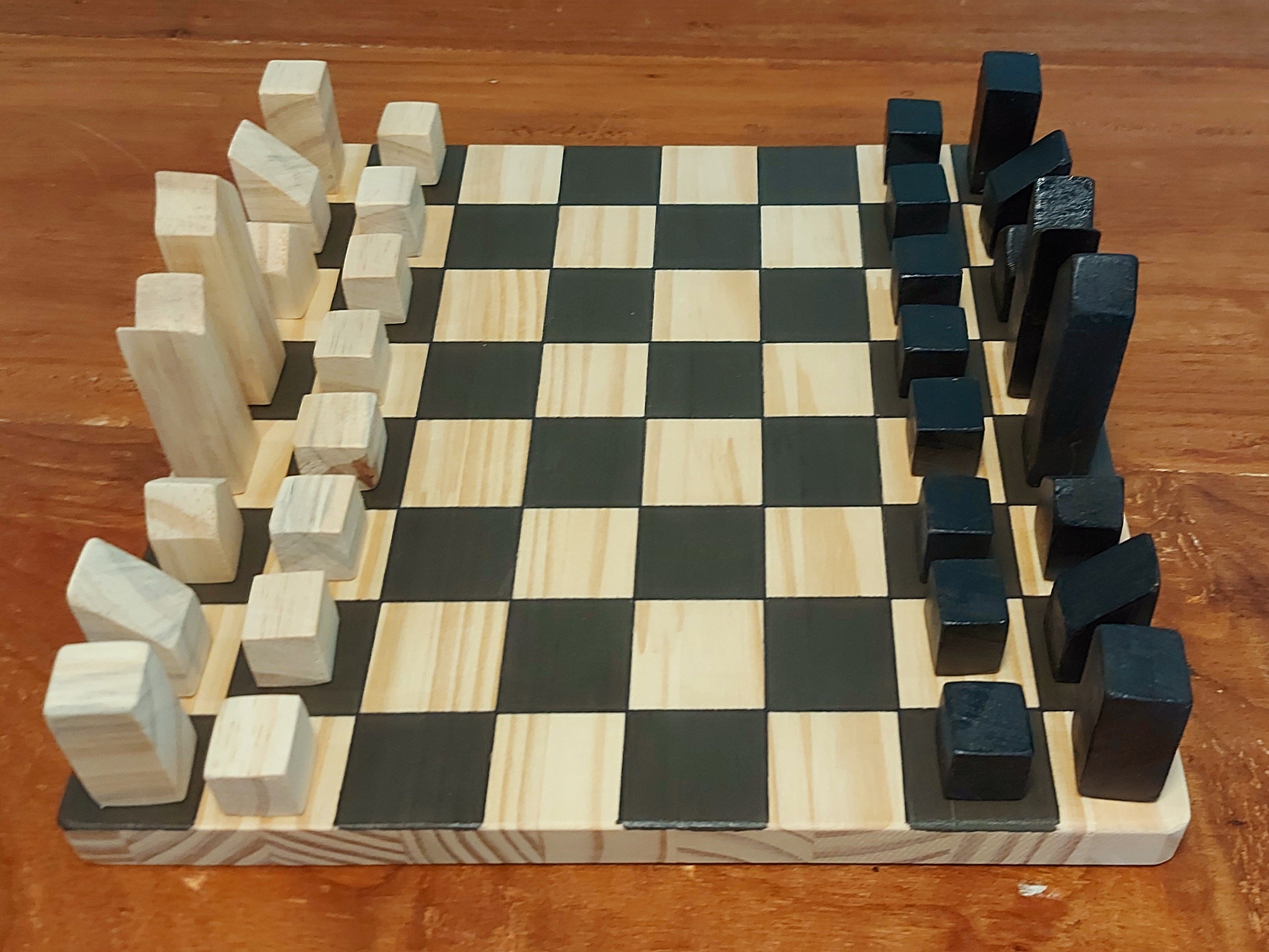 Jogo de xadrez artesanal, confeccionado em madeira e pa